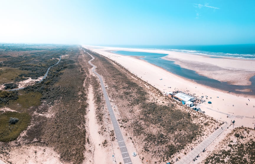 Gelegen op het meest zuidelijke stukje strand van Den Haag, direct grenzend aan de Zandmotor, ben je omringd door niets anders dan natuur. BLOW heeft een adembenemend en rustgevend decor en is meer dan een plek. Het is een ervaring.