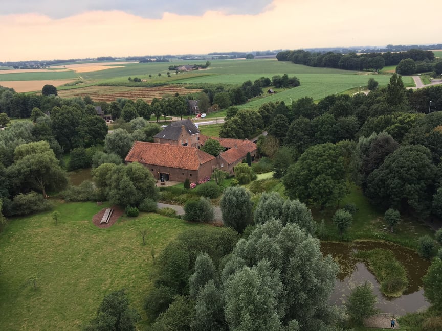 Landgoed de Schinvelderhoeve gelegen midden in het groene Limburgse landschap.