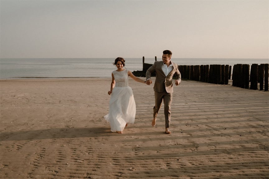 Plan op jullie huwelijksdag een prachtige photo-shoot in op het strand op steenworp afstand van Hotel- Restaurant Arion