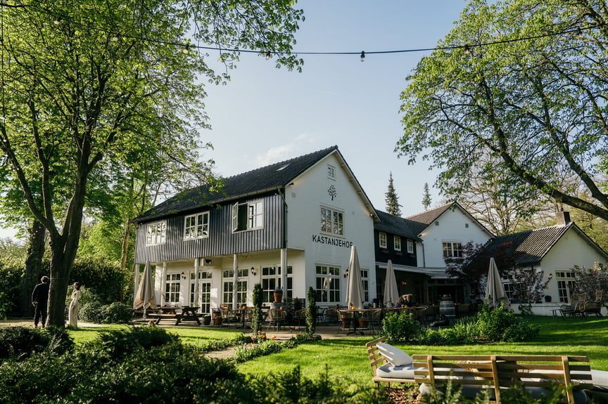 Welkom bij De Kastanjehof, een idyllische locatie in het groene hart van Lage Vuursche omringd door de natuur van de Utrechtse Heuvelrug. Met een terras en heerlijke binnentuin, een sfeervol boetiekhotel en een restaurant met een verrassende keuken, biedt onze locatie de perfecte setting voor jullie trouwdag. Bovendien kunnen jullie en de gasten heerlijk overnachten in ons boetiekhotel, zodat het feest nog langer kan doorgaan! Voor een meerdaagse bruiloft hoef je niet naar het buitenland!