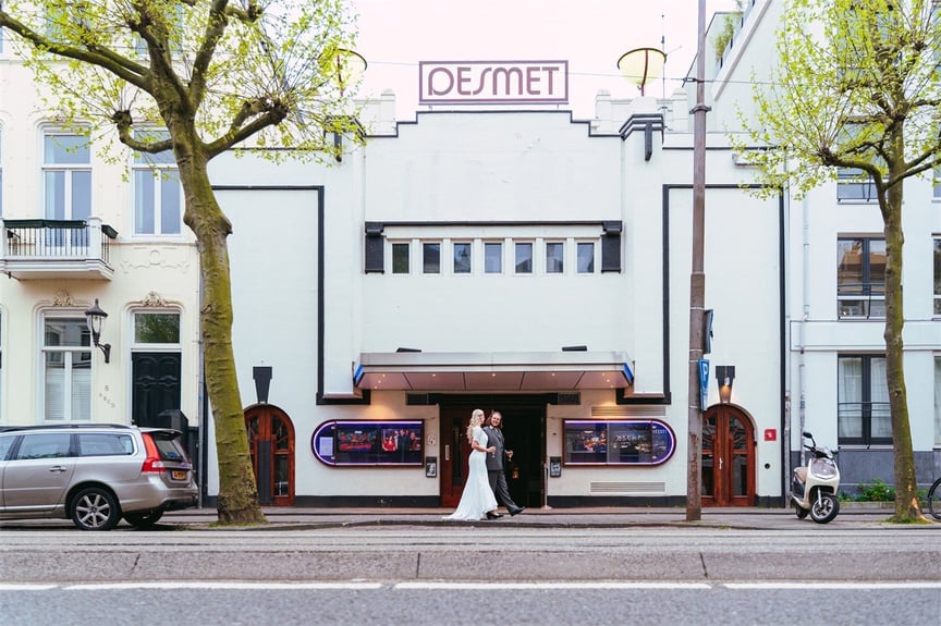 Voorkant van het pand, entree, voordeur, buiten
