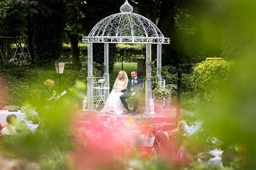 tijdens de buitenceremonie zit je in ons witte romantische brocante trouwprieel in onze zitkuil omringd door groen.
