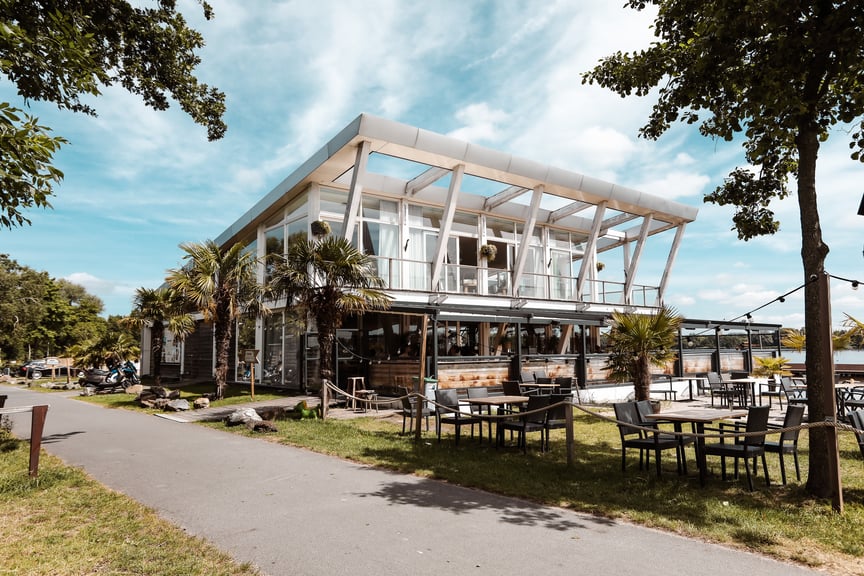 Wet ’n Wild – The Social Club is een gezellige beachclub waar je heerlijk kan eten, drinken en borrelen. Waan jij je al op ons terras? Waar jij een gezellig praatje kunt maken met jouw gezelschap of met ons personeel. Genietend van een heerlijk hapje en drankje. Jij hoeft er alleen te zijn en wij zorgen voor de rest! Ons team staat altijd voor je klaar. The Social Club draait om gezelligheid dus kom een keer langs en laat je meenemen in the beachy vibe met onze heerlijke drinks en bites.