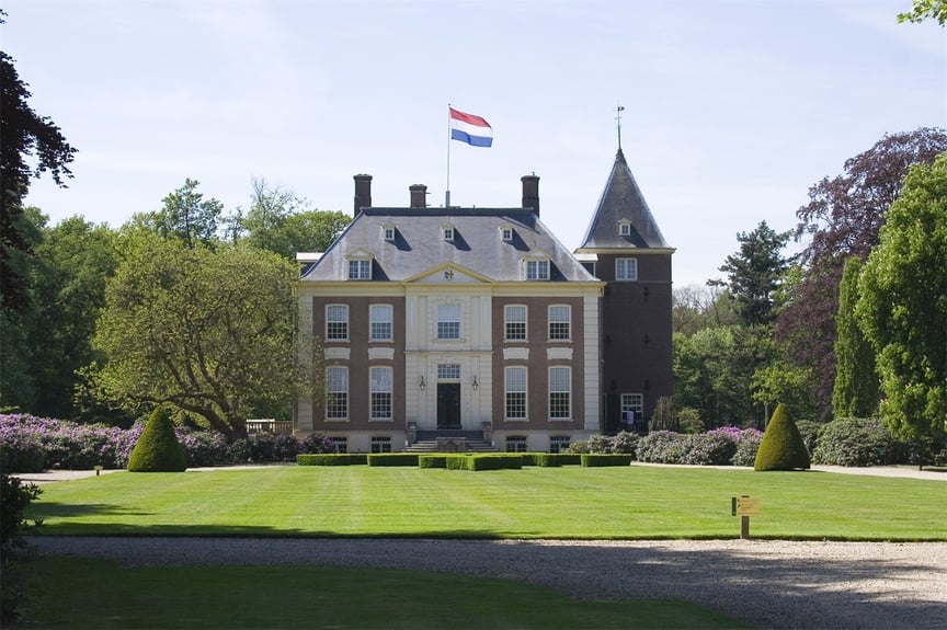 Wie van de serie Downton Abbey houdt, is gelijk verliefd op deze plek. Het huis is twee eeuwen bewoond geweest door één adellijke familie en volledig ingericht: van de personeelsvertrekken in het onderhuis tot de kinderkamer op de verdieping.