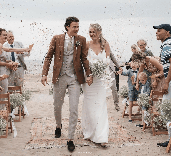 Trouwen op het strand bij de offciële trouwlocatie Nomade Beach House.