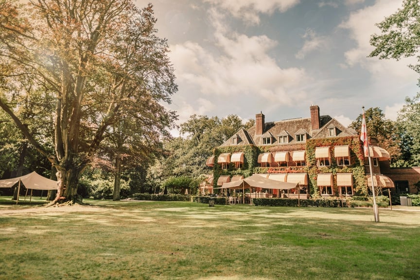 Landgoed Huize Bergen is dé perfecte locatie als jullie de bruiloft op één locatie wensen te vieren. Zowel voor het aankleden voor de grote dag, de ceremonie, de toast, het aansnijden van de taart, het diner, het bruisende feest én een overnachting in onze bruidssuite verwelkomen wij jullie graag. In de ochtend staat er een héérlijk uitgebreid ontbijt voor jullie en jullie gasten klaar zodat er teruggekeken kan worden naar een onvergetelijke trouwdag.